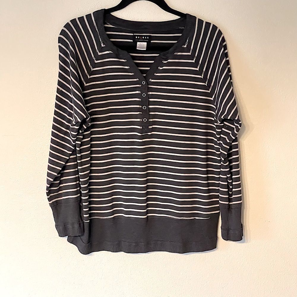 Liz Claiborne (Axcess) Dark Gray and White Long Sleeve Top. Size Large.
